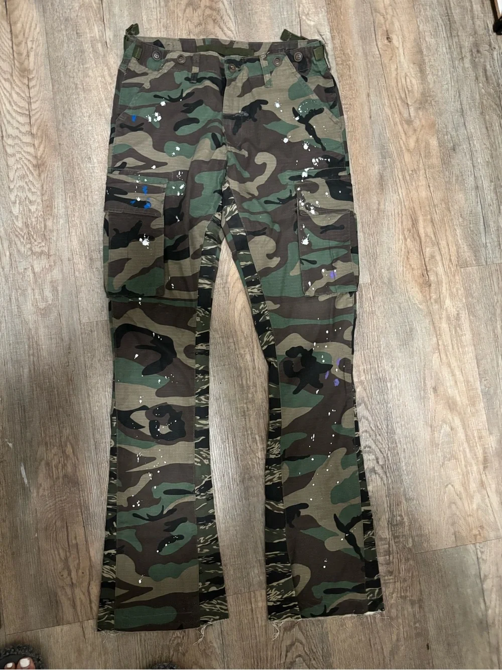 Slim Straight Men’s Camouflage Cargo Jeans with Paint-Splatter - Green